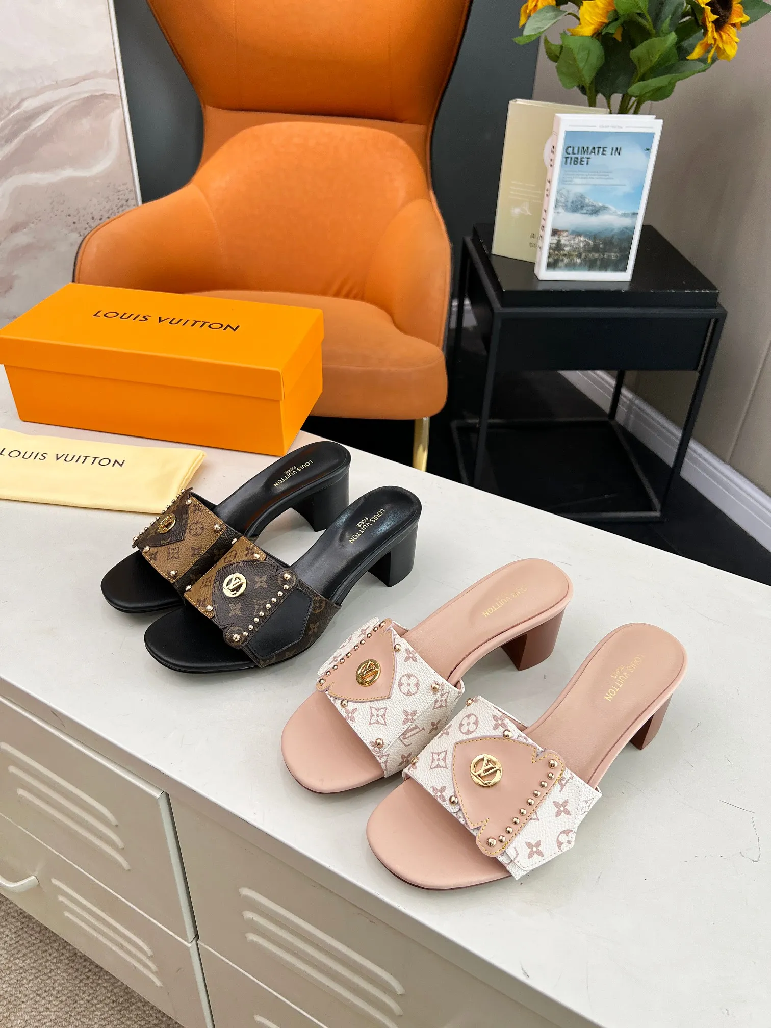 💕💕Factory direct selling price p400💕💕 Vuitton Louis Vuitton's latest 2024 spring and summer style. This LV Frame flat sandal is combined with Monogram and Monogram Reverse canvas, showing a fashionable and comfortable style. The wide front strap is embellished with studs and the LV Circle logo, echoing the opening and closing design of the Camera Box bag, and a durable leather outsole completes the look. Bringing a different visual feast to the hot summer Color: Brown White Size: 35 to 40 (4142 43 44 can be customized, non-returnable and non-exchangeable) (Genuine leather bottom can be customized +40) (Genuine leather bottom can be customized +30)